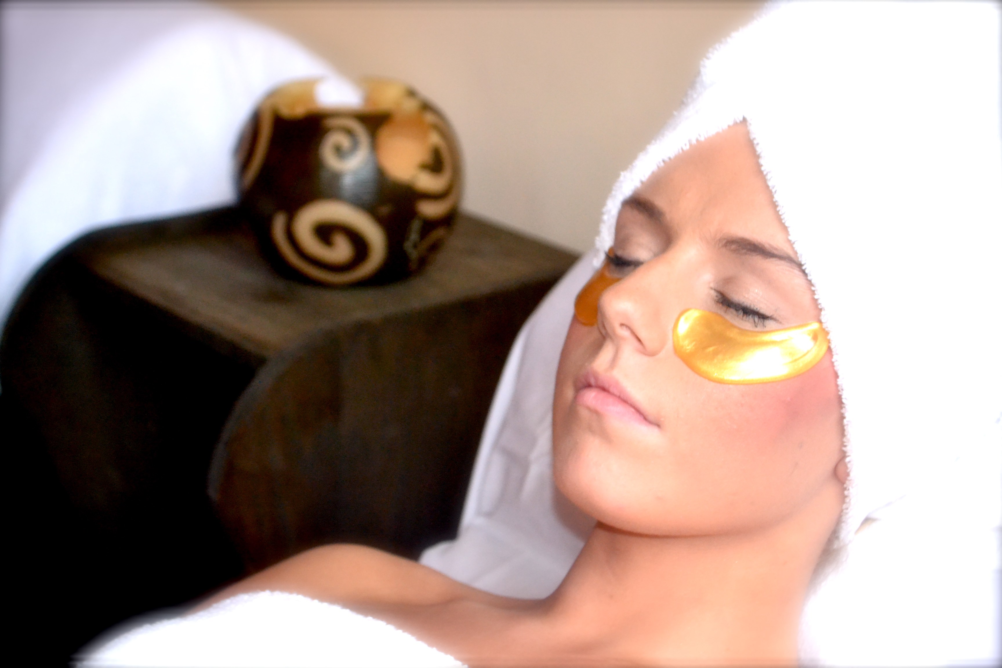 Маска перед сном. 24k Gold Collagen Eye Mask. 24k Gold Eye Mask. Девушка с золотыми патчами. Девушка с золотыми патчами для глаз.
